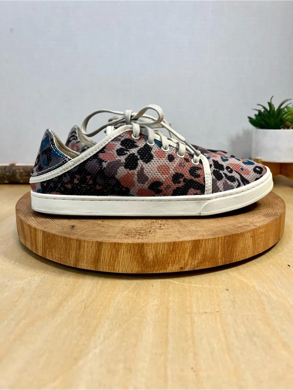 OluKai Women's Pehuea Li Sneakers - Cloudy/Pa'i Print - Size 7
